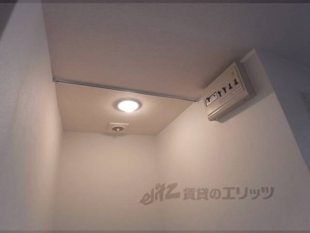 洗濯機置場　上部カーテンレールあり