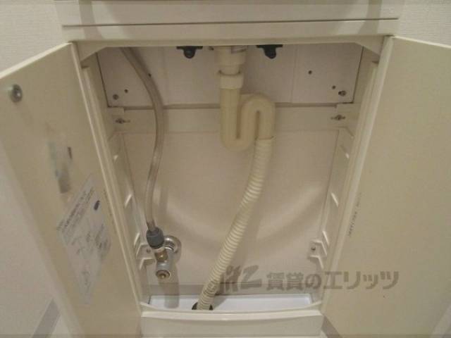 トイレ　手洗器下部
