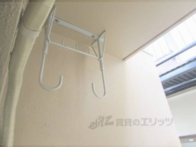 ベランダ　物干し竿掛け