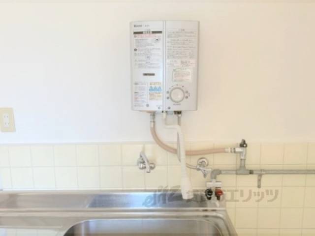 キッチン　ガス湯沸かし器