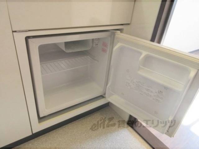 冷蔵庫置場　冷蔵庫　小さな冷蔵庫つきです