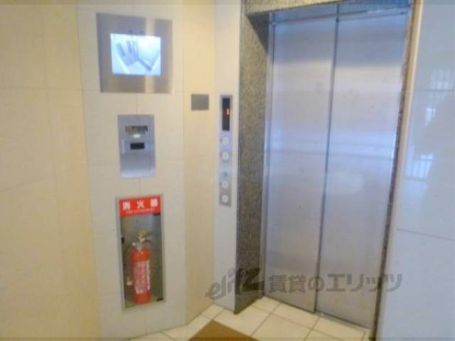 エレベーター　モニター付きで安心