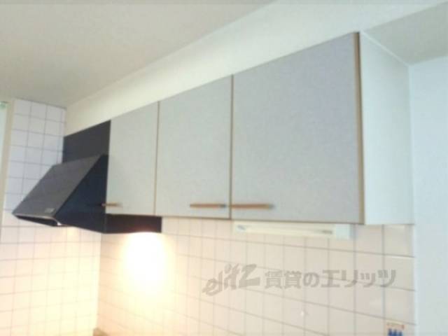 キッチン　換気扇と戸棚収納