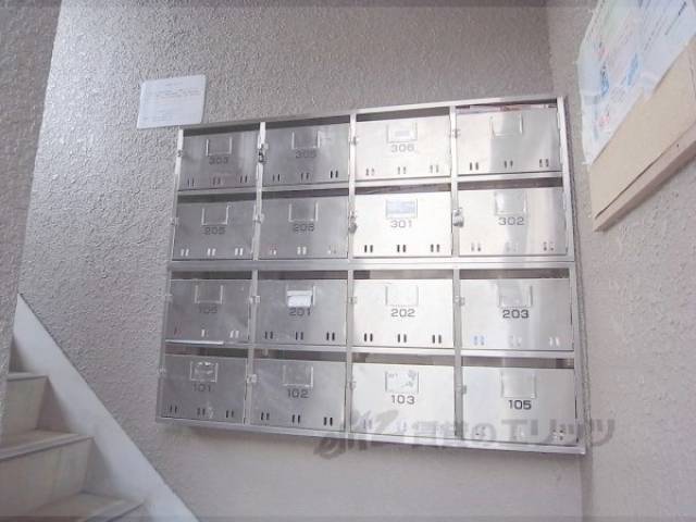 郵便受け　1階の階段手前にあります