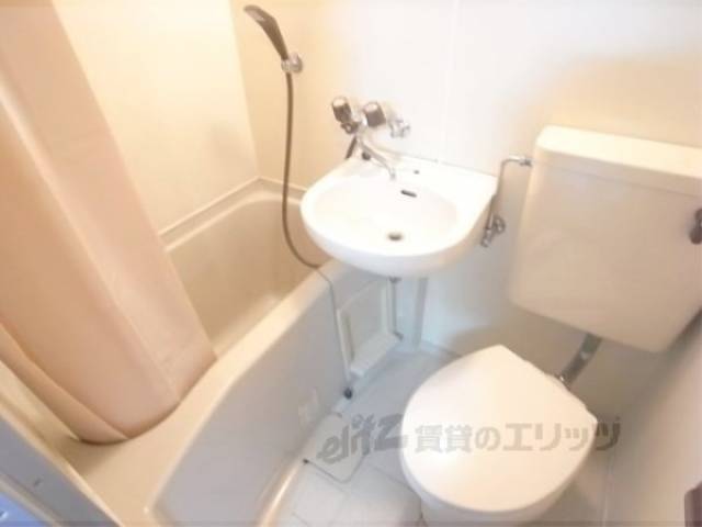 ユニットバス　ゆとりのあるキッチンです