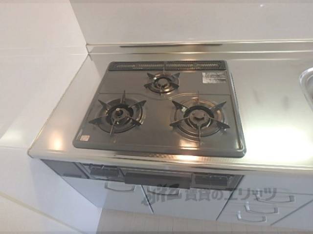 キッチン　３口コンロ