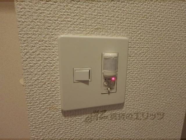 玄関　自動で照明がつきます