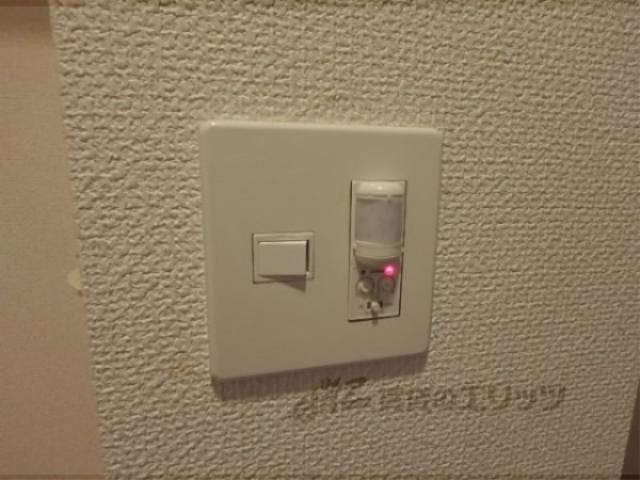 玄関　自動で照明がつきます