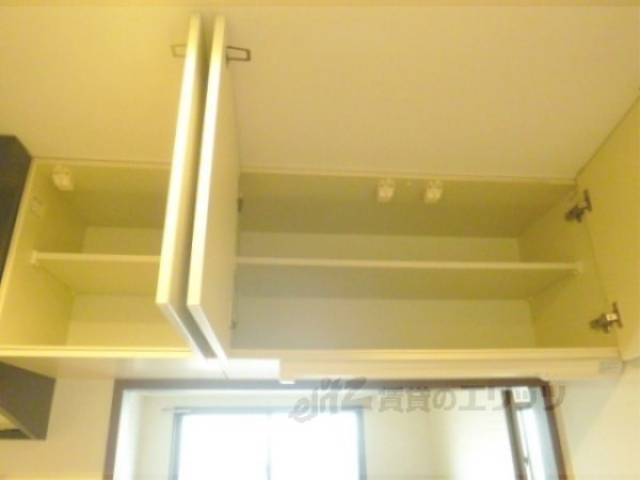 キッチン　上部収納棚