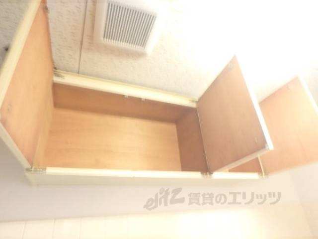 キッチン　上部に収納スペースがあります。