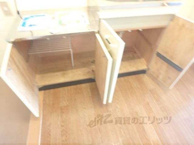 キッチン　下部に収納スペースがあります。