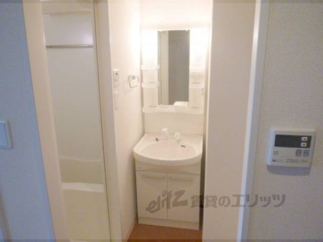 洗面所　照明が明るいお部屋です
