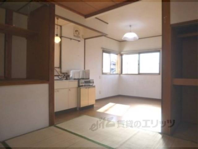 居室　机は残置物です