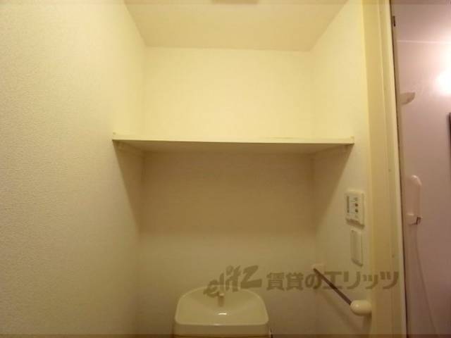 トイレ　あると便利な上部収納です