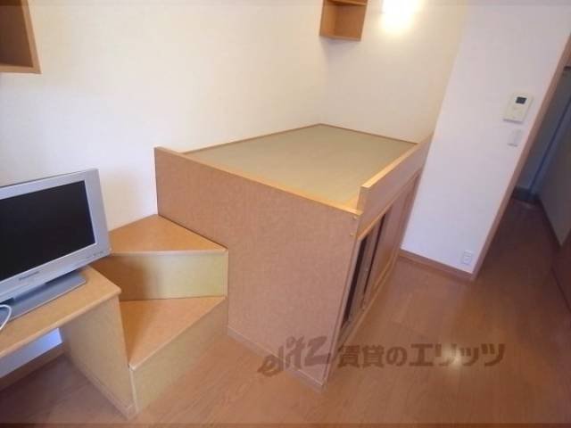 ベッド　下が収納になっています