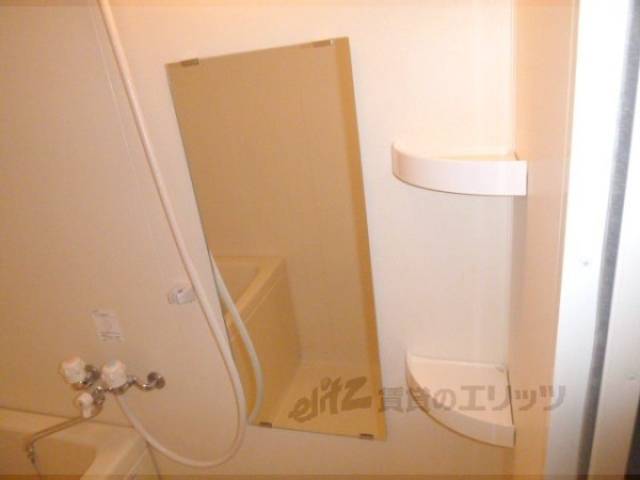 風呂　お風呂は鏡と棚付きで便利。