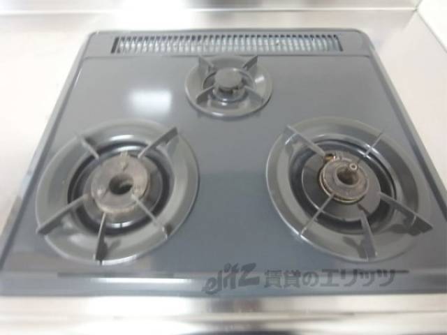 キッチン　３口コンロ