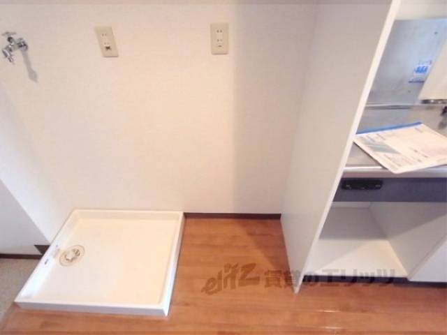 冷蔵庫置場　収納できます。