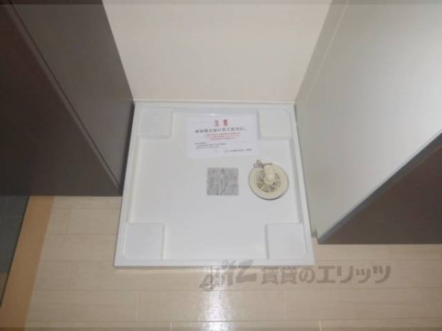 洗濯機置場　玄関前にあります。