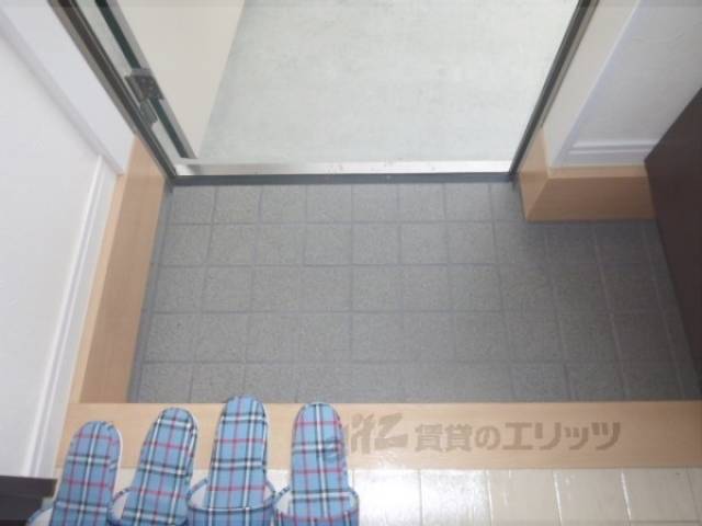 玄関　すぐ横に下駄箱あります。