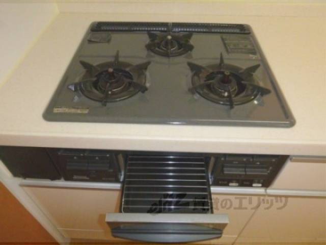 キッチン　ガス3口コンロ