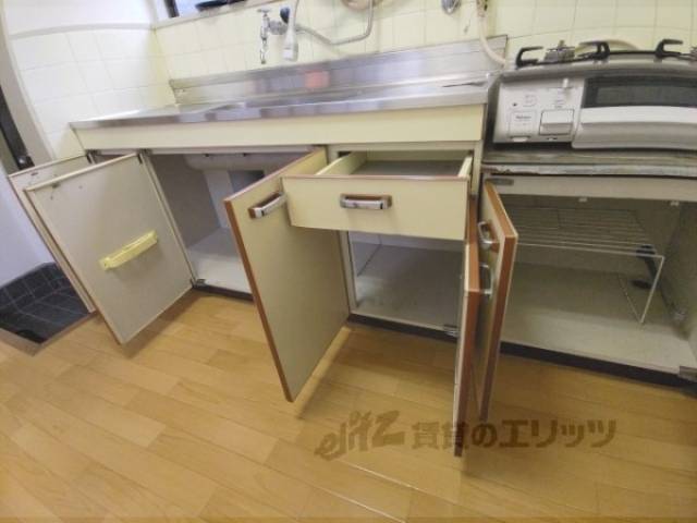 キッチン　収納下部
