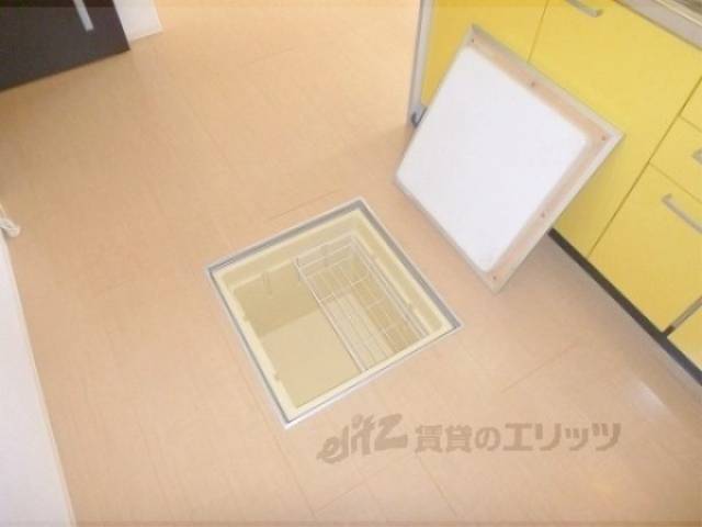 キッチン　キッチン前床下収納