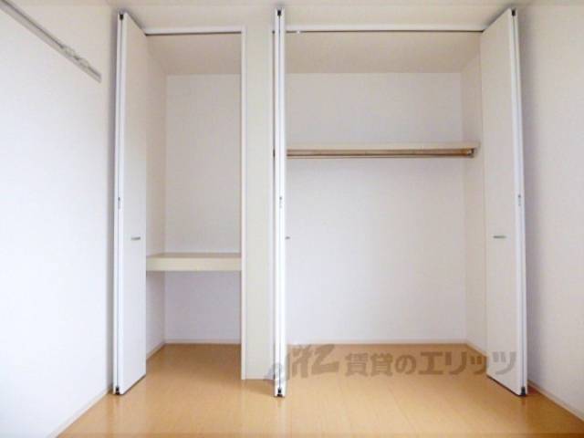 収納　バルコニー側洋室収納