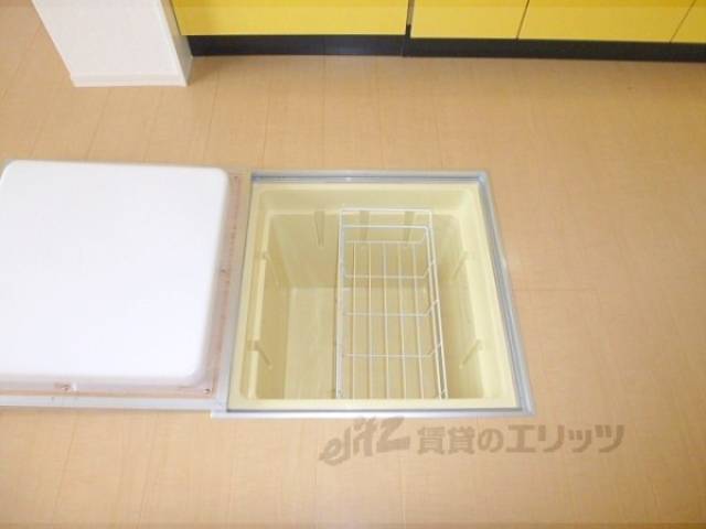 収納　キッチン床下収納