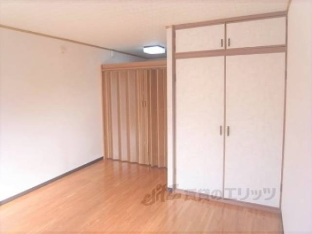 居室　明るい7帖の部屋です。