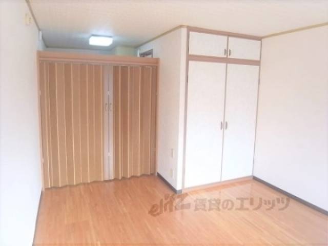 居室　明るい7帖の部屋です。