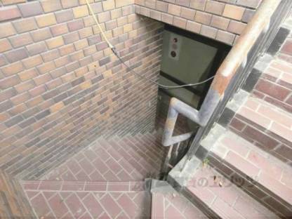 玄関　地下入口への階段