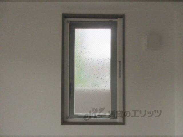 洋室　窓　収納付き４．４帖洋室です。