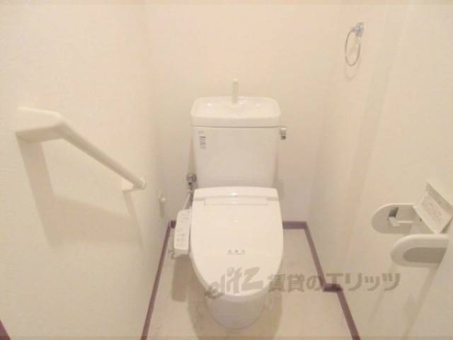 トイレ　東側　手すり付きです。