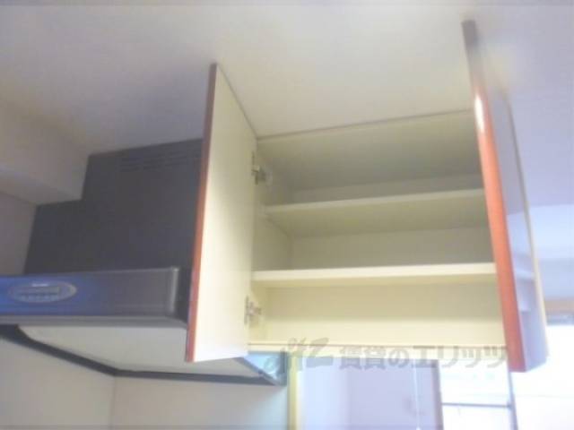 キッチン　上部収納　収納棚の上部