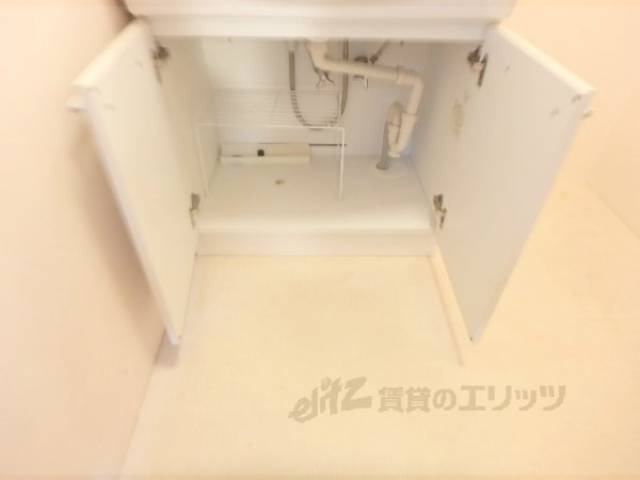 洗面所　下部に収納スペースがあります。