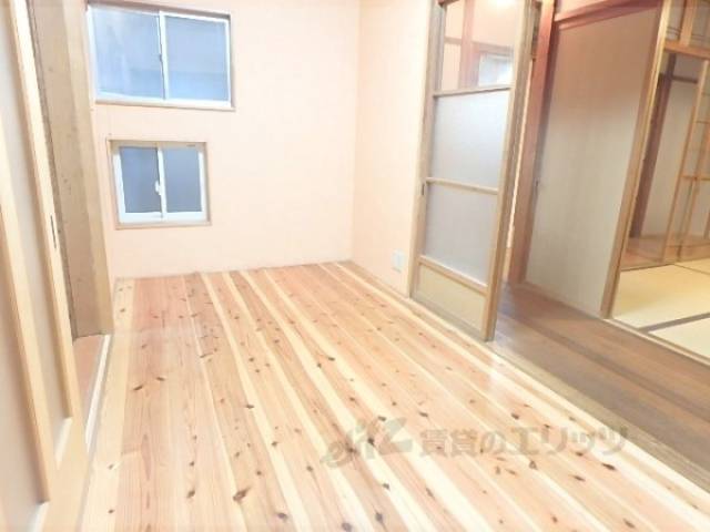 洋室　4条のスペースがあります。