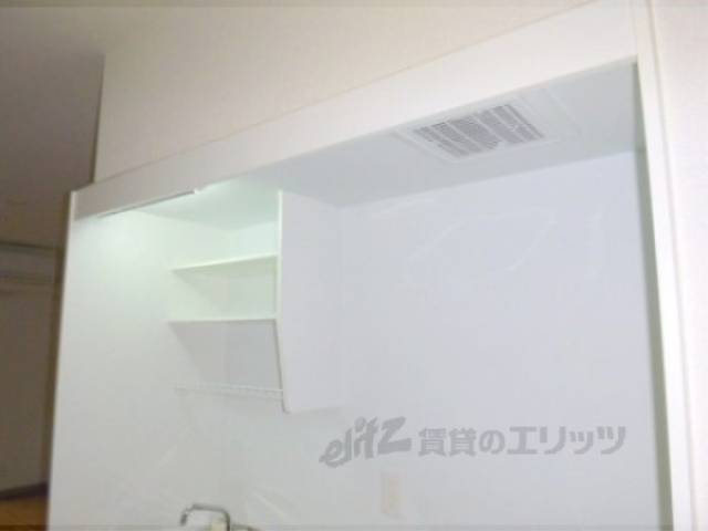 キッチン　上部棚　水切り棚が嬉しい。