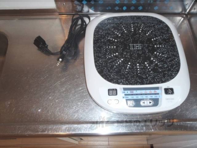 キッチン　電気コンロ付きのキッチンです