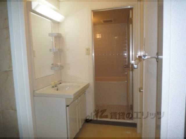 キッチンから洗面所へ