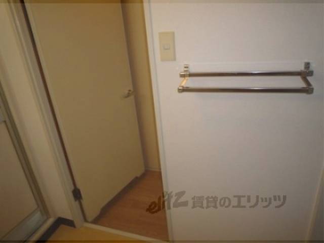 洗面所から廊下へ