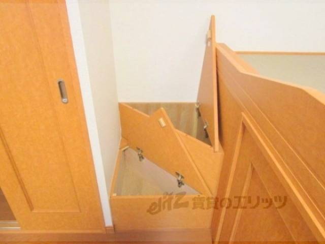 収納　階段下収納