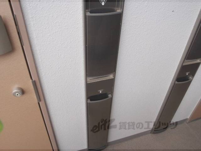 玄関　新聞受け、傘立て