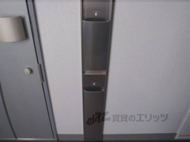 玄関　新聞受け、傘立て