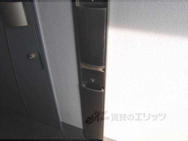 玄関　新聞受け、傘立て