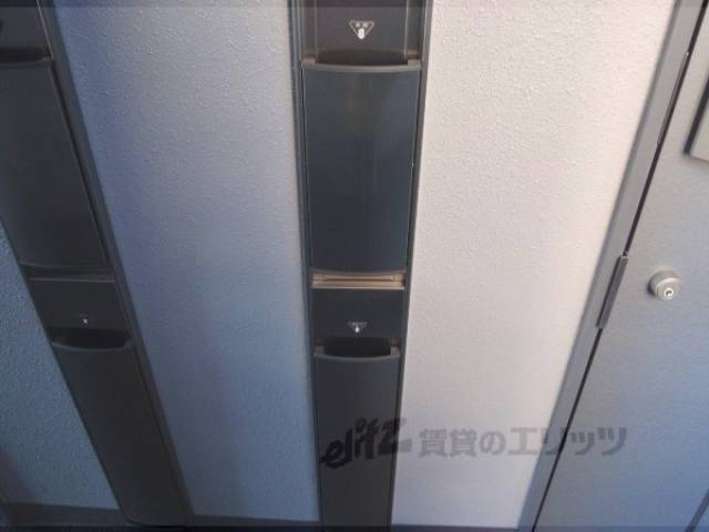 玄関　新聞受け、傘立て