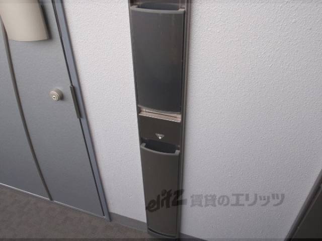 玄関　新聞受け、傘立て