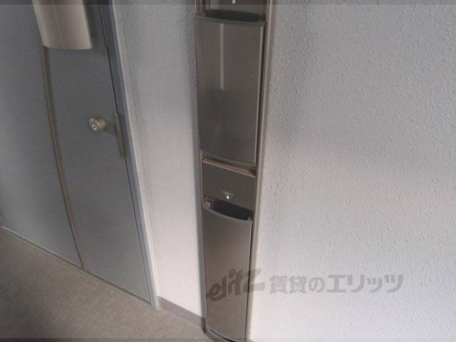 玄関　新聞受け、傘立て
