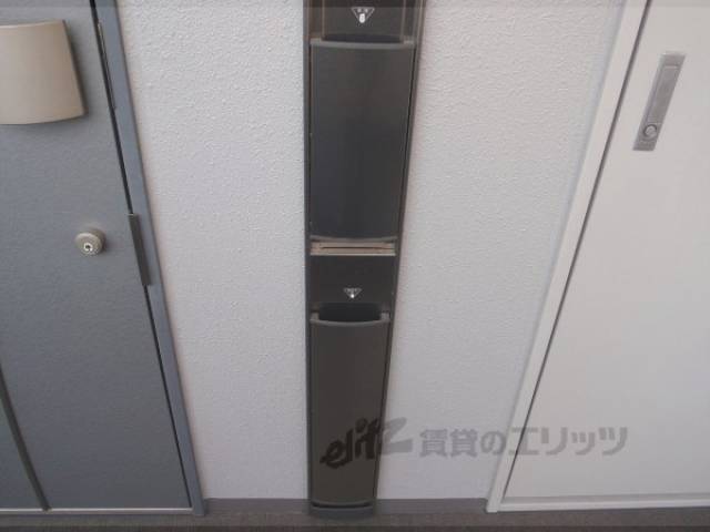 玄関　新聞受け、傘立て