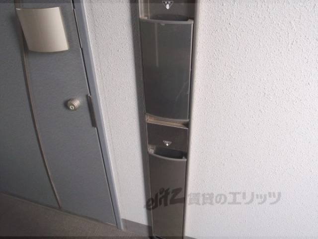 玄関　新聞受け、傘立て